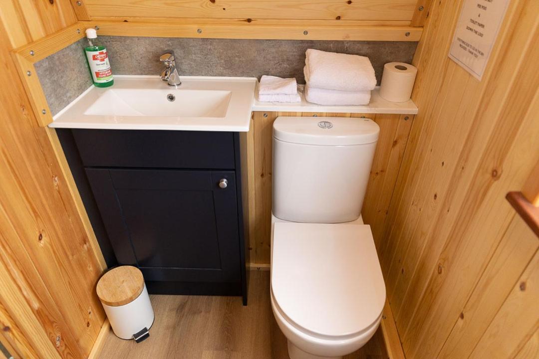 Thistle Pod Farm Stay With Hottub Sleeps 2 Galston  Ngoại thất bức ảnh